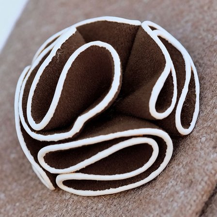 Tmavě hnědá kamélie do klopy pro muže - Květinové jehlice do klopy