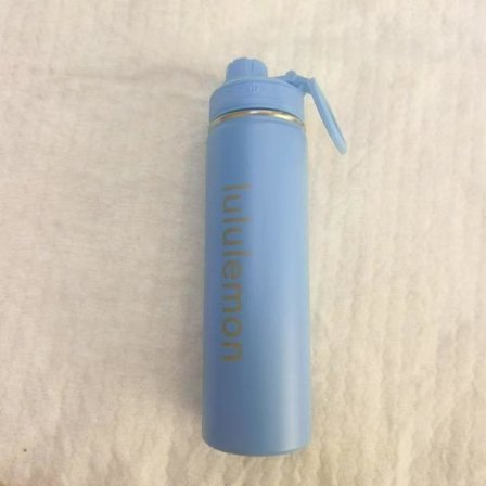 Lululemon Back To Life -urheilujuomapullo, ruostumaton teräs, termosmuki, 710 ml / 24 oz, sininen