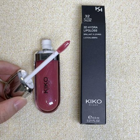 Myk og fyldig 3D Lip Gloss | Flytende formel med applikator for en jevn, blank finish og komfortabel påføring.