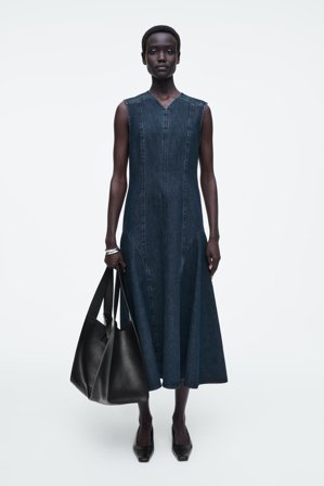 COS Midikleid Aus Denim Mit Niedriger Taille in Blau - Frauen