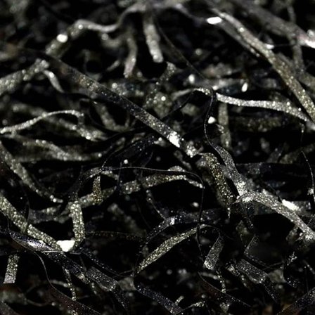 Musta silkkikiiltoinen paperisilppu, 2 metrin valoketju, lahja