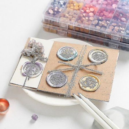 600 stk. forseglingsvoksperler, med telys, smelteskje, stempel, voksvarmer, konvolutter og metalli
