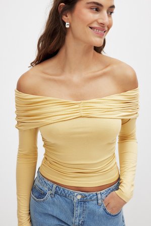 NA-KD Soft Line Off Shoulder Top - Rynkede toppe - Gul - L