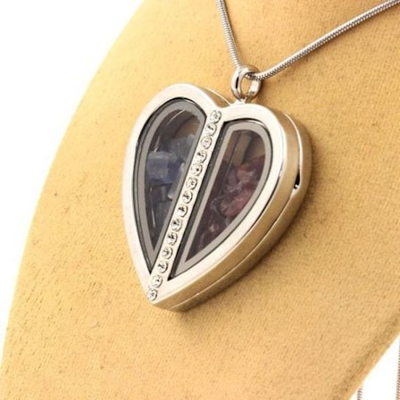 Stenar och mineraler. Rhodolit granat + rå kyanit halsband. Hjärtmodell.