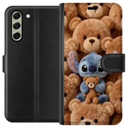Kompatibelt Lommeboketui til Samsung Galaxy S21 FE 5G Stitch omgitt av brune teddybjørner med en liten teddybjørn i fanget i en søt og koselig kawaii-