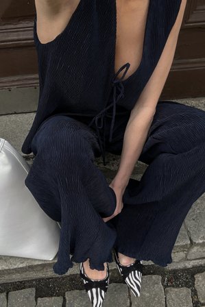 NA-KD Strukturerade byxor med mellanhög midja - Utsvängda byxor - Marinblå - EU 34