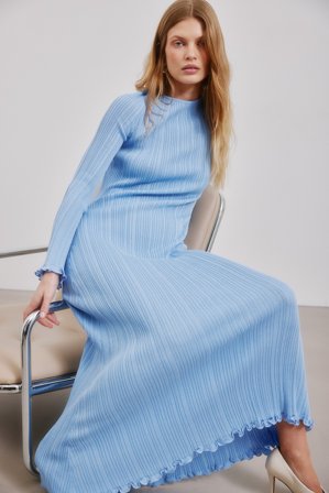 NA-KD Stickad maxiklänning med rund halsringning och volang - Julklänningar - Blå - L