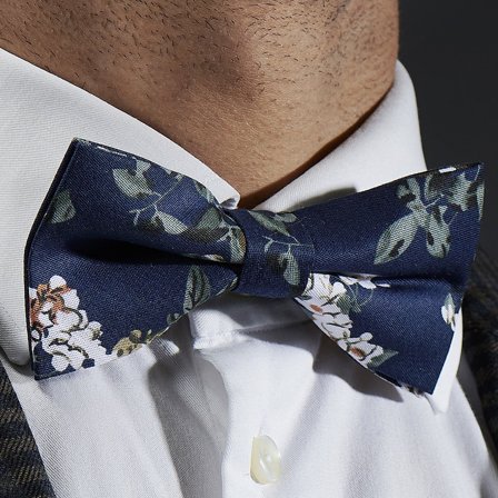 Modrý retro motýlik s kvetinovým vzorom pre mužov - Predviazané motýliky