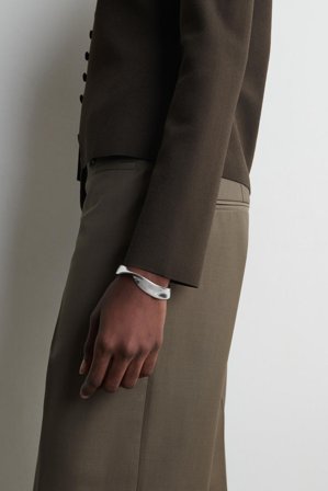 COS Women's Twisted Ribbon Bracelet in Silver-coloured