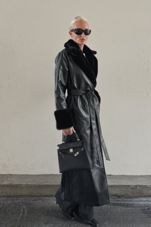 Lovisa Worge x NA-KD Manteau en similicuir à détail en fausse fourrure - Manteaux en fausse fourrure - Noir - EU 38