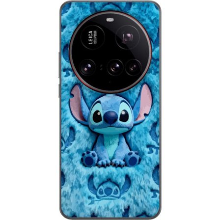 Xiaomi 15 Ultra Gennemsigtig cover Stitch sidder på fluffy blåt mønster med sit ansigt og ører gentaget som tekstur, hvilket skaber et sødt og hy