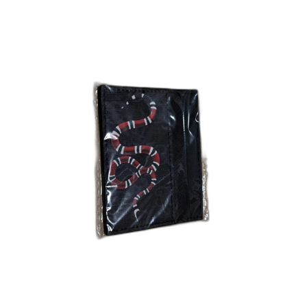 Svart kortfodral med orm