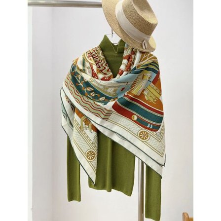 Ny vårkolleksjon, vendbart sjal/skjerf i silke- og ullblanding med trykt design.