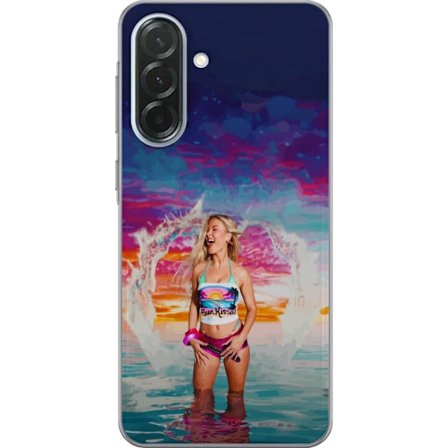 Kompatibel Mobilcover til Samsung Galaxy A36 Blond kvinde i farverigt strandtøj, der leger i havet ved solnedgang
