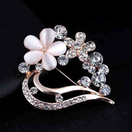 Hjerteformet (gull) blomsterbrosje med krystallrhinestone, legering