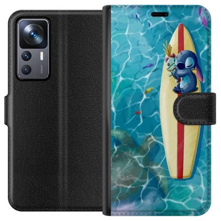 Kompatibel Tegnebogsetui til Xiaomi 12T Afslappende illustration af Stitch der hviler på et surfbræt i klart turkisfarvet vand