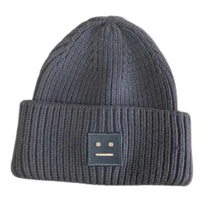 Ljusblå acne mössa