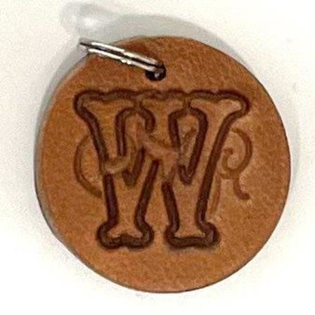 Handgjort hänge med bokstav av tärnsjö läder