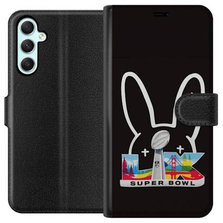 Kompatibel Tegnebogsetui til Samsung Galaxy A34 Bad Bunny portræt med åben skjorte, tatoveringer og krøllet hår i stilfuld modefotografering