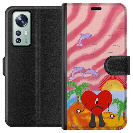 Kompatibel Tegnebogsetui til Xiaomi 12 Bad Bunny i en farverig quiltet jakke med hjertemønster og solbriller i moderne gade stil