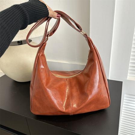 Suurikapasiteettinen yksi olkaimen kokonaislaukku naisille 2023 Uusi trendikäs korealainen muoti Retro Vapaa-ajan työmatkalainen Bucket-laukku Reddish