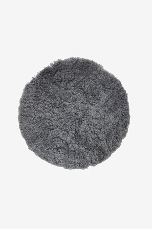 Skinnwille - Sittplätt fårskinn rund Curly - Grå - Sittkuddar & stolsdynor - Från Homeroom