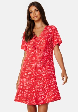 Pieces - Nya SS V-Neck Short Dress - Poppy Red AOP: Heart - Kläder - - Bubbleroom