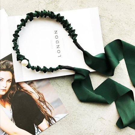 Ny frisyretiara med sløyfeperler med båndknute