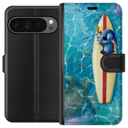 Yhteensopiva Lompakkokotelo Google Pixel 9 Pro XL Rentouttava kuvitus Stitchistä levähtämässä selkälaudalla selkeässä turkoosissa vedessä