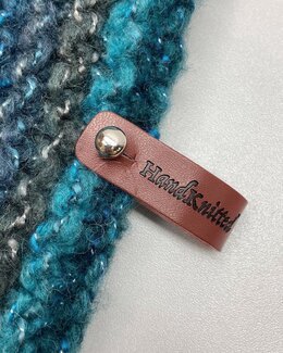 Nahkamerkki Hand Knitted