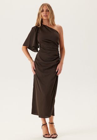 Bubbleroom Occasion - Ruched One Shoulder Midi Dress - Brown - Kläder