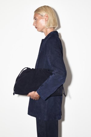 COS Frauen Cavatelli Clutch – Veloursleder in Blau