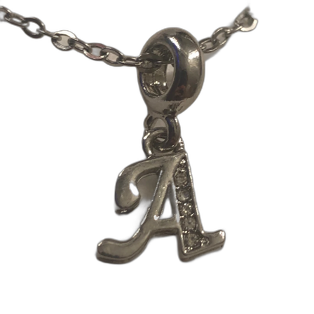 Ett halsband med en initial på
