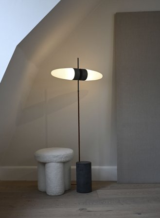 Bull gulvlampe H140 - opal/oksidert