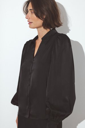 NA-KD - Romslig langermet skjorte i sateng - Skjorter - Svart - EU 34