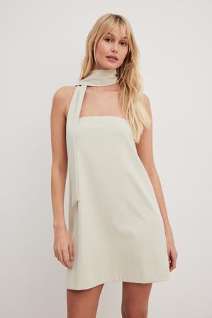 NA-KD Trend Miniklänning med scarfdetalj - Bandeauklänning - Beige - EU 44