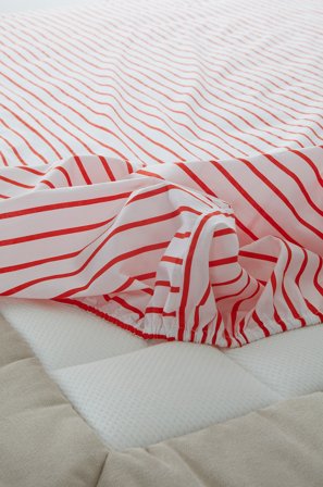 Jotex - Stretchlaken Økologisk Hvit/tomatrød - SIMA - Kjøp Dra-på-laken hos Jotex