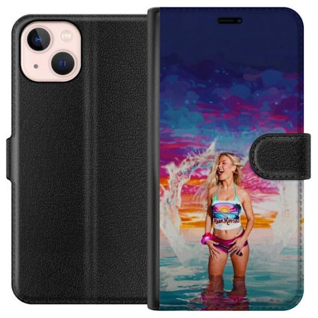 Kompatibel Tegnebogsetui til Apple iPhone 13 Blond kvinde i farverigt strandtøj, der leger i havet ved solnedgang