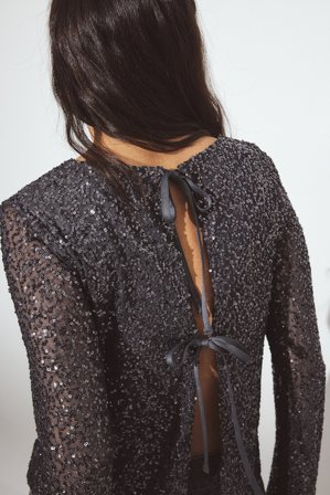 NA-KD Topp med paljetter och knyt i ryggen - Festtoppar - Grå - M