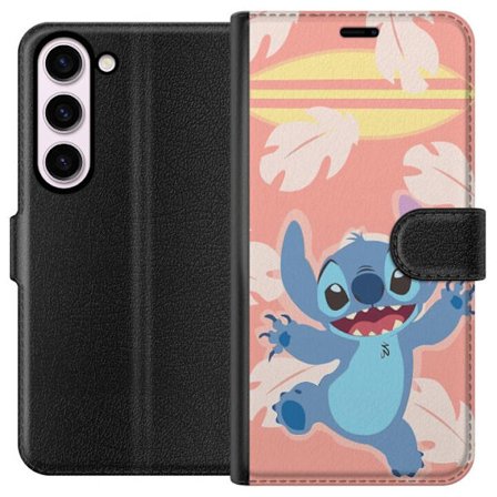 Kompatibel Tegnebogsetui til Samsung Galaxy S23 Glad illustration af Stitch der hopper foran lyserød baggrund med surfbræt