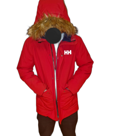 Röd vinterjacka från Helly Hansen med fuskpäls