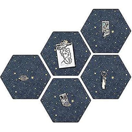 Korktavle med filt og stjernehimmel-bakgrunn - Oppslagstavle