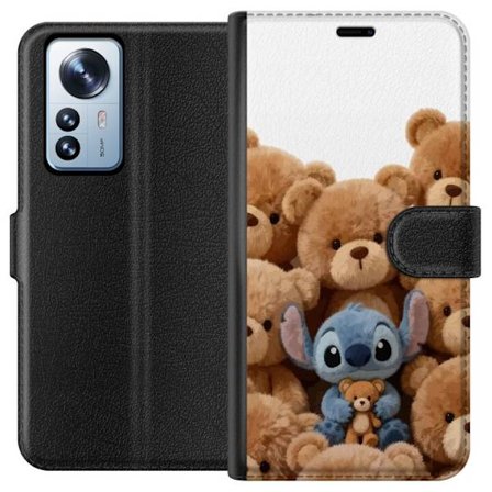 Kompatibel Tegnebogsetui til Xiaomi Xiaomi 12 Pro Sød og sikker illustration med Stitch omgivet af bamser, der skaber en varm og legende følelse for