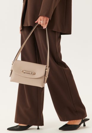 Guess - Lefia Flap Shoulder Bag - Simply Taupe - Kläder - - Bubbleroom