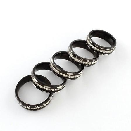 6 mm. bred ring i svart AISI 304 stål med strass stenar 19 mm