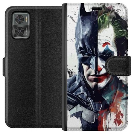 Kompatibel Tegnebogsetui til Motorola Motorola Moto E22i Delt portræt af Batman og Joker i dramatisk illustration, ikonisk superhelte motiv med mørk