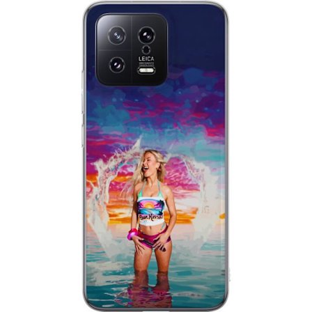 Kompatibelt Mobildeksel til Xiaomi 13 Blond kvinne i fargerik strandantrekk som leker i havet ved solnedgang