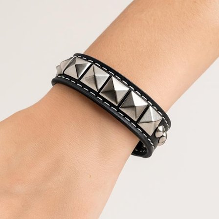 Svart armband med runda och pyramidformade nitar Svart