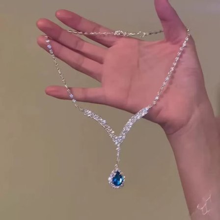 Halsband i tung industriell stil med gnistrande diamantvattenfall och tofsar, perfekt till aftonklänningen, kombinerat med ett modernt, utsökt och 