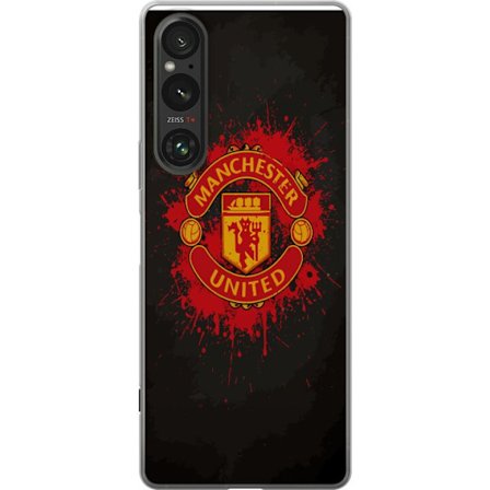 Kompatibelt Mobildeksel til Sony Sony Xperia 1 VI Manchester United logo i rød og gul farge med røff sportslig bakgrunn